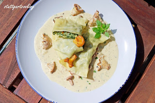 Selbstgemachte Gemüse-Maultaschen an cremigem Pfifferling-Rahm