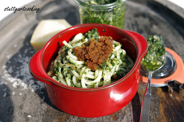 Spaghetti mit Spinat-Pesto und gerösteten Paprika-Bröseln