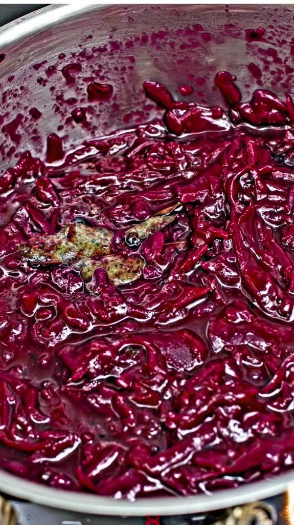 Klassische Rinderrouladen mit Kartoffelpüree und Blaukraut wie früher