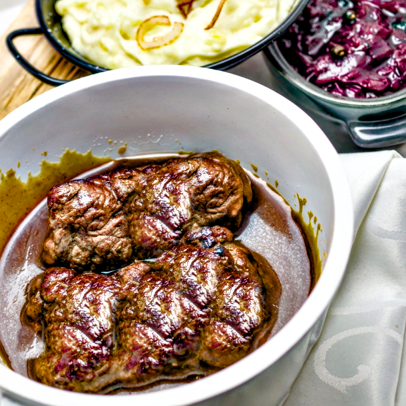 Klassische Rinderrouladen mit Kartoffelpüree und Blaukraut wie früher