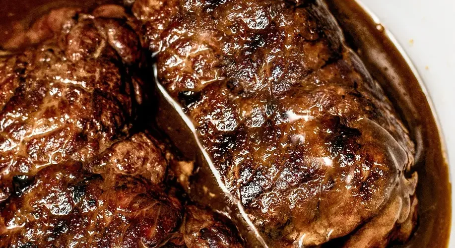 Klassische Rinderrouladen mit Kartoffelpüree und Blaukraut wie früher