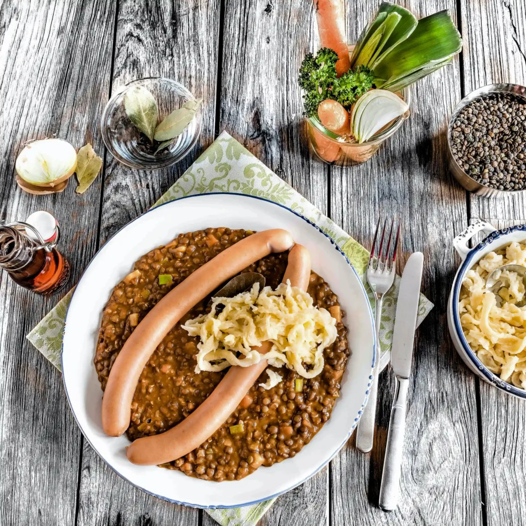 Schwäbische  Linsen  mit  Spätzle  &  Saitenwürstchen  –  Das  ultimative  Original-Rezept  wie  von  Oma