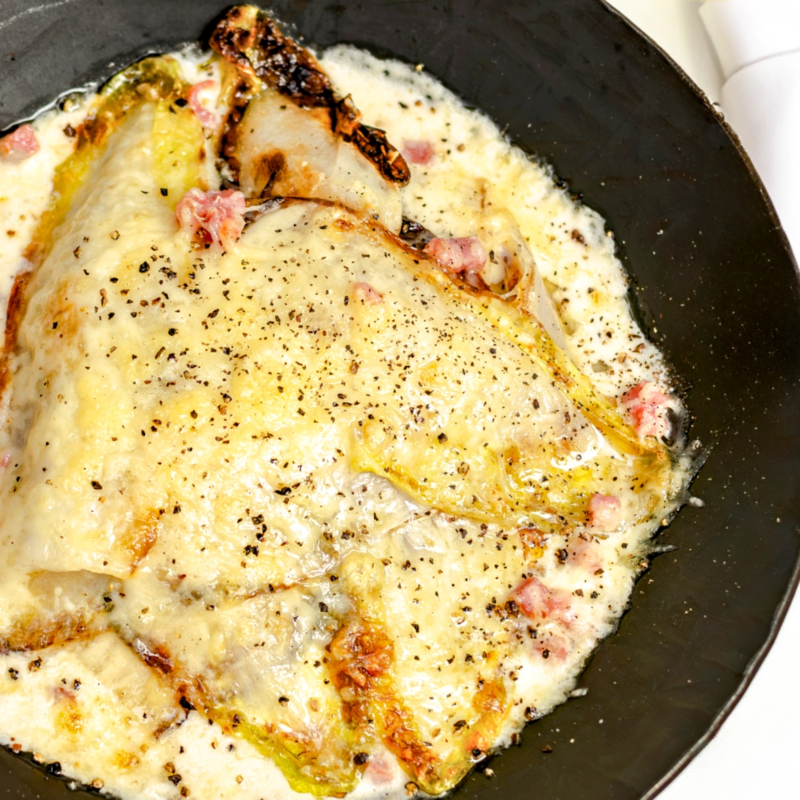 Gebratener Chicorée mit Speck-Sahne-Sauce