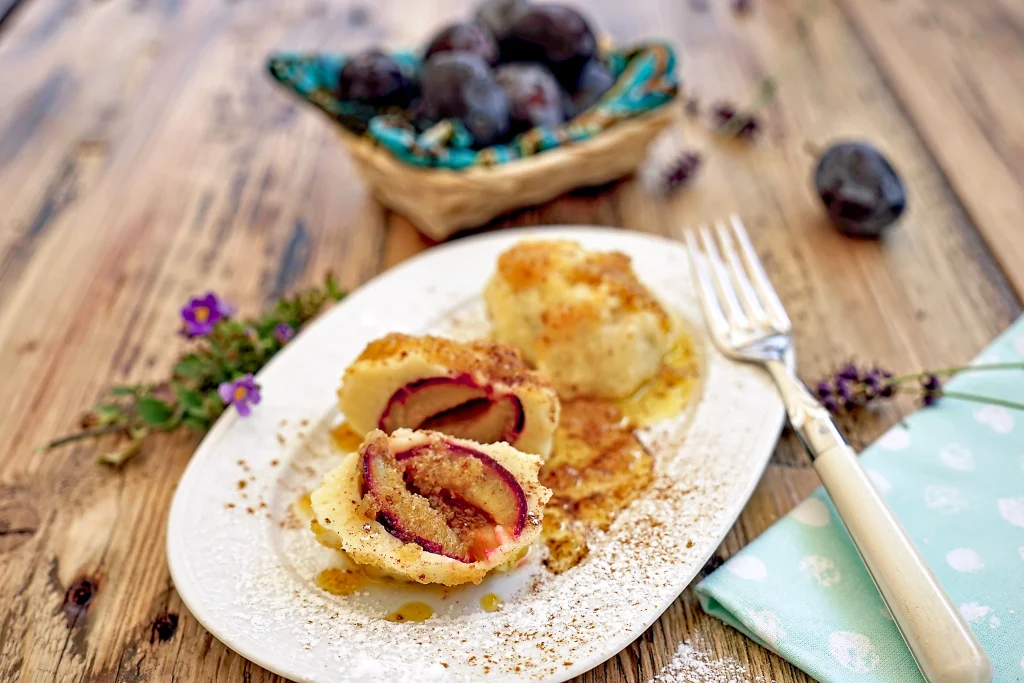 Klassische Zwetschgenknödel in Zimt-Butter-Schmelze