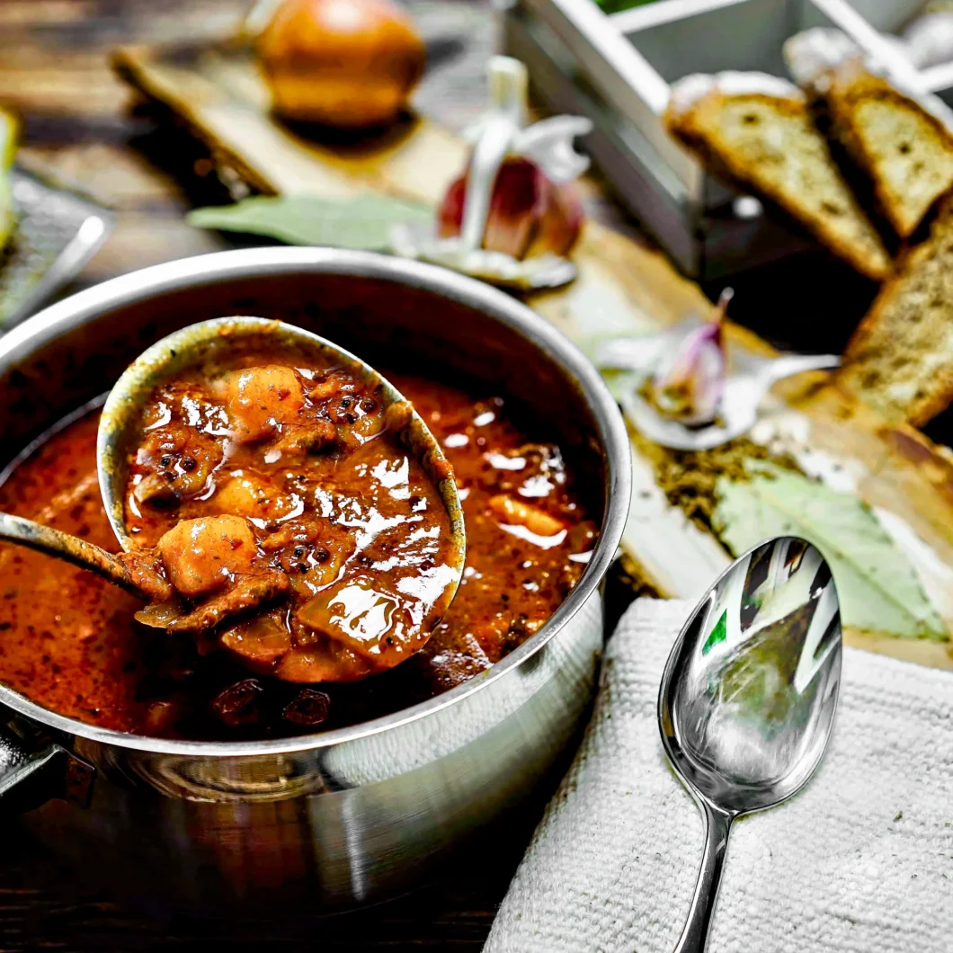 Deftige  Wirtshausküche:  Gulaschsuppe  nach  original  österreichischer  Art