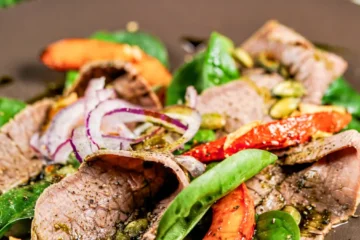 Saures Rindfleisch mit warmem Hokkaido-Kürbis