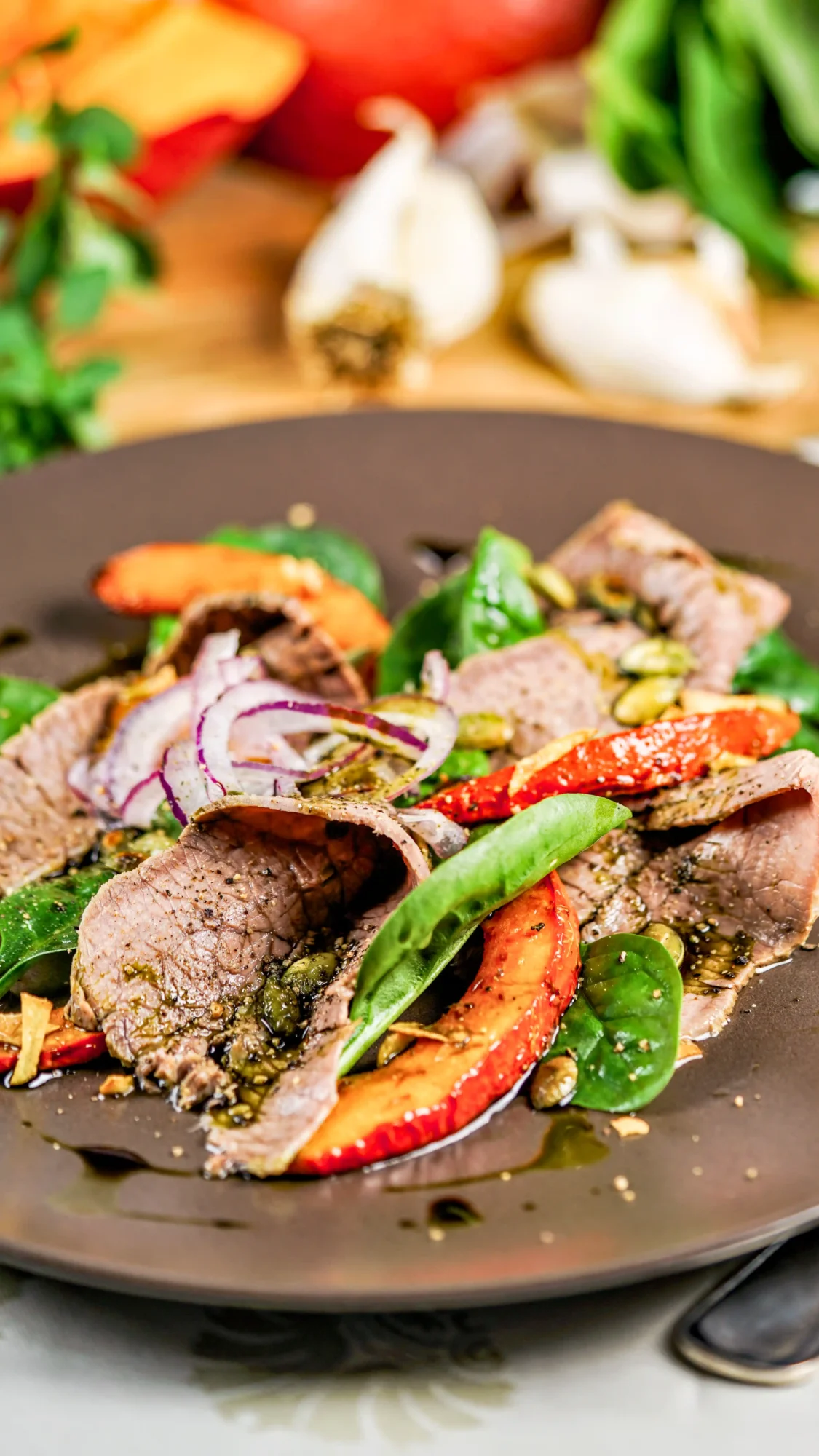 Saures Rindfleisch mit warmem Hokkaido-Kürbis