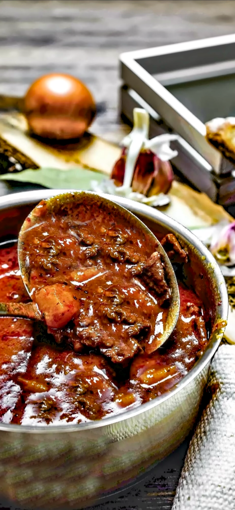 Deftige Wirtshausküche: Gulaschsuppe nach original österreichischer Art Deftige Gulaschsuppe nach original österreichischer Art serviert in einem rustikalen Topf mit Brotbeilage