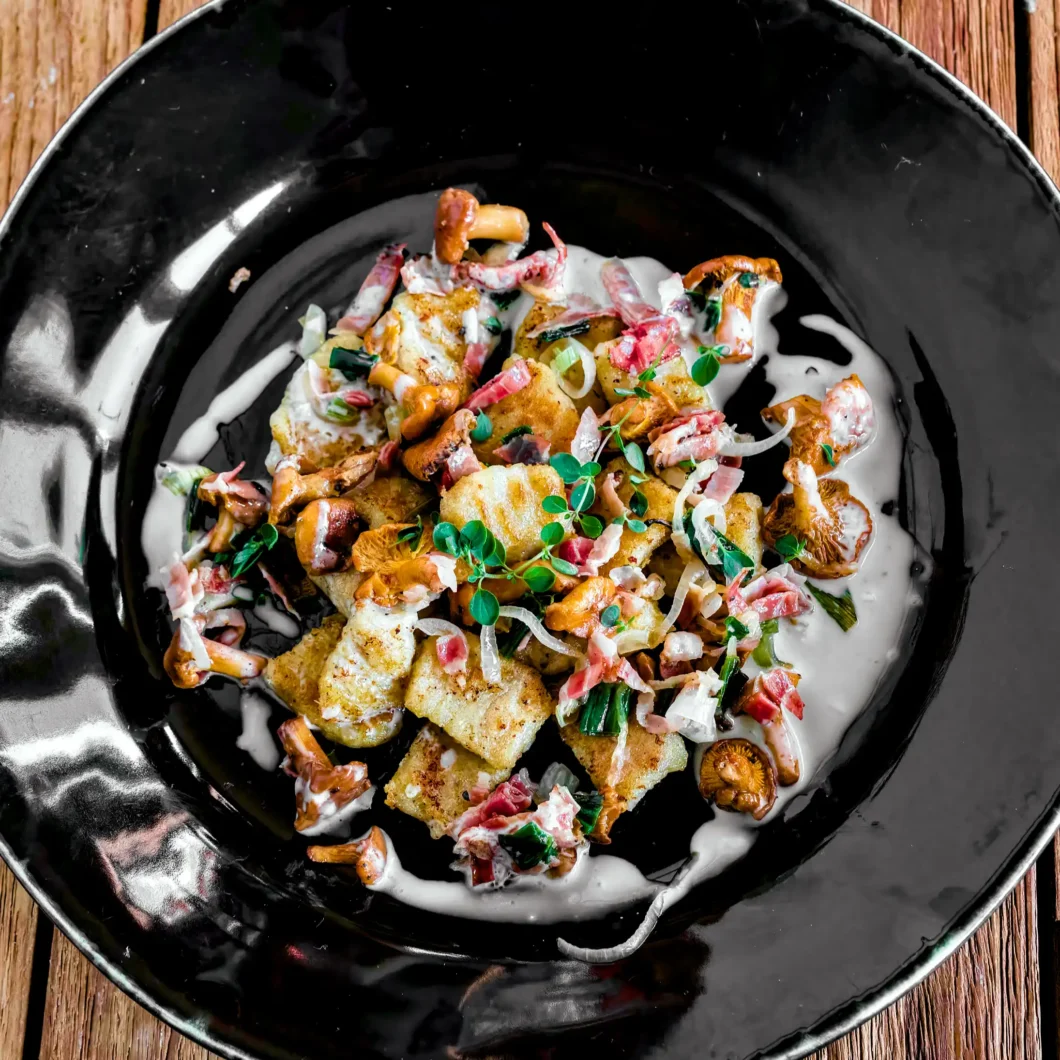 Gnocchi mit Gorgonzola-Sauce und Pfifferlinge in Speck