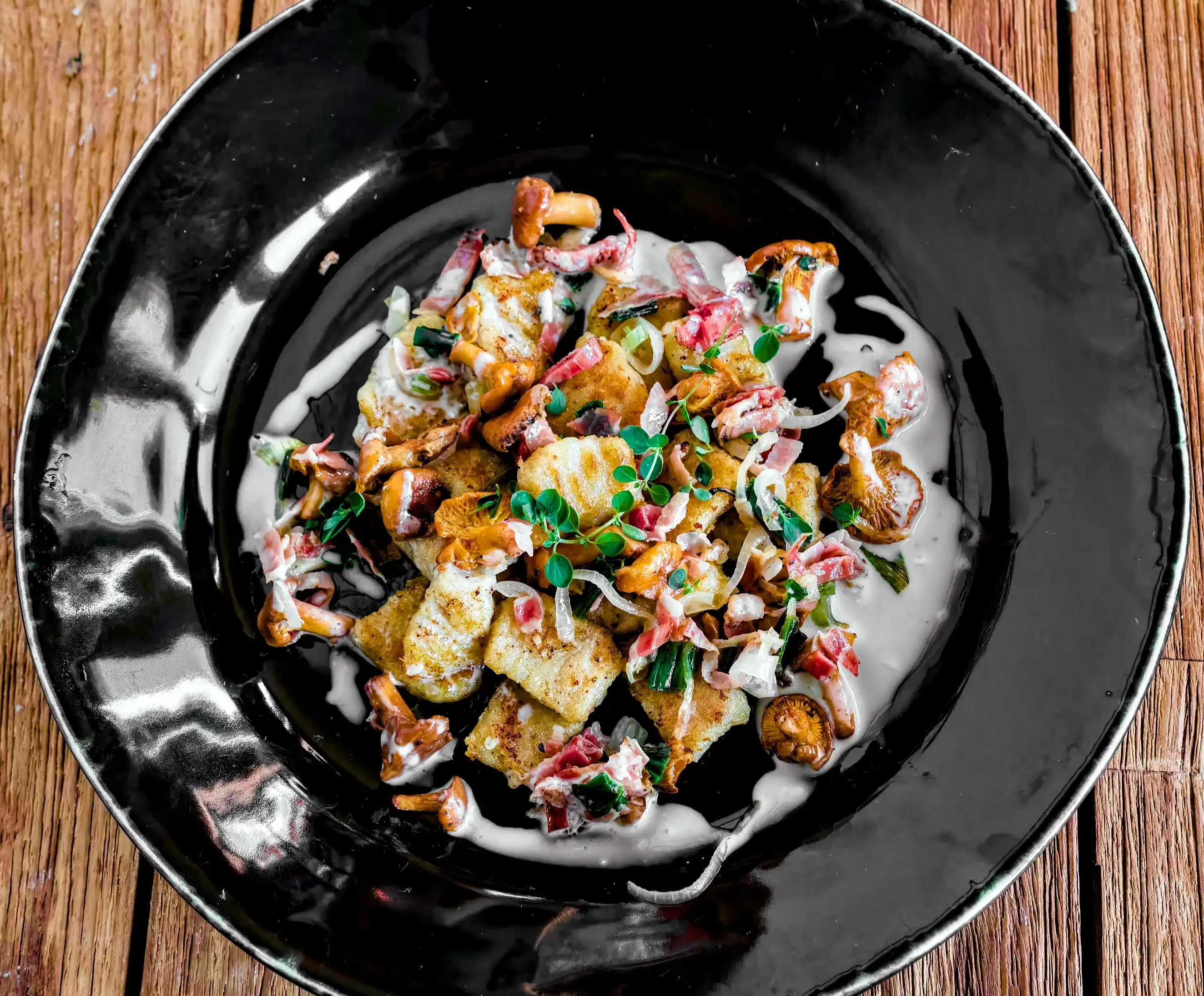 Gnocchi mit Gorgonzola-Sauce und Pfifferlinge in Speck