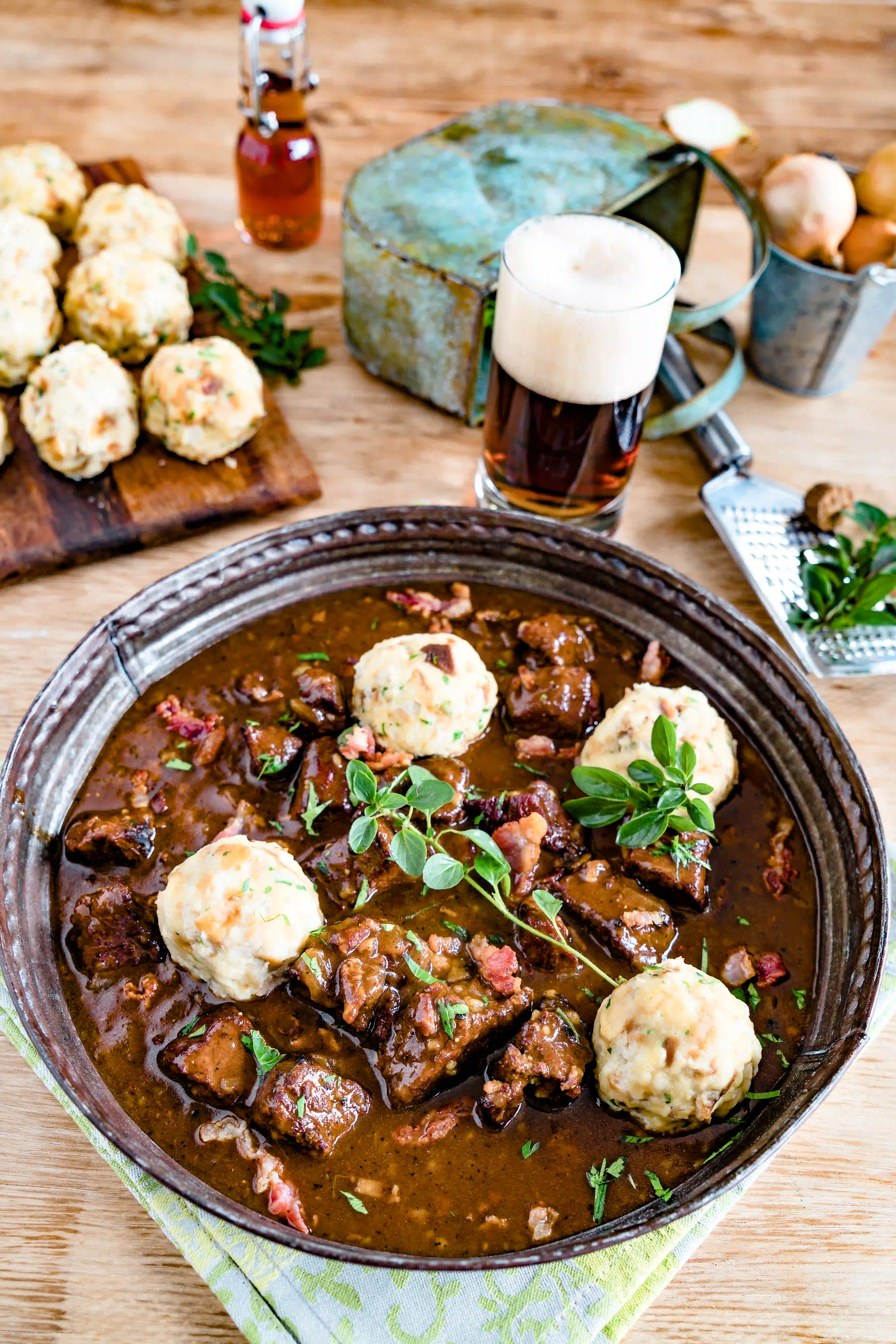 Bierfleisch mit Laugenknödeln Rezept