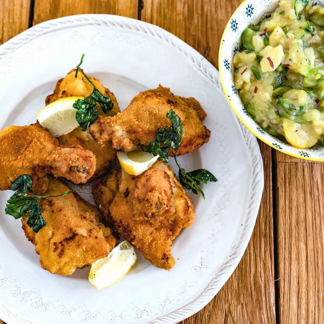 Backhendl mit einem Kartoffel-Gurken-Salat