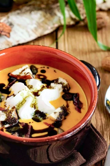 Kürbissuppe mit Birne und Speck: Das perfekte Rezept