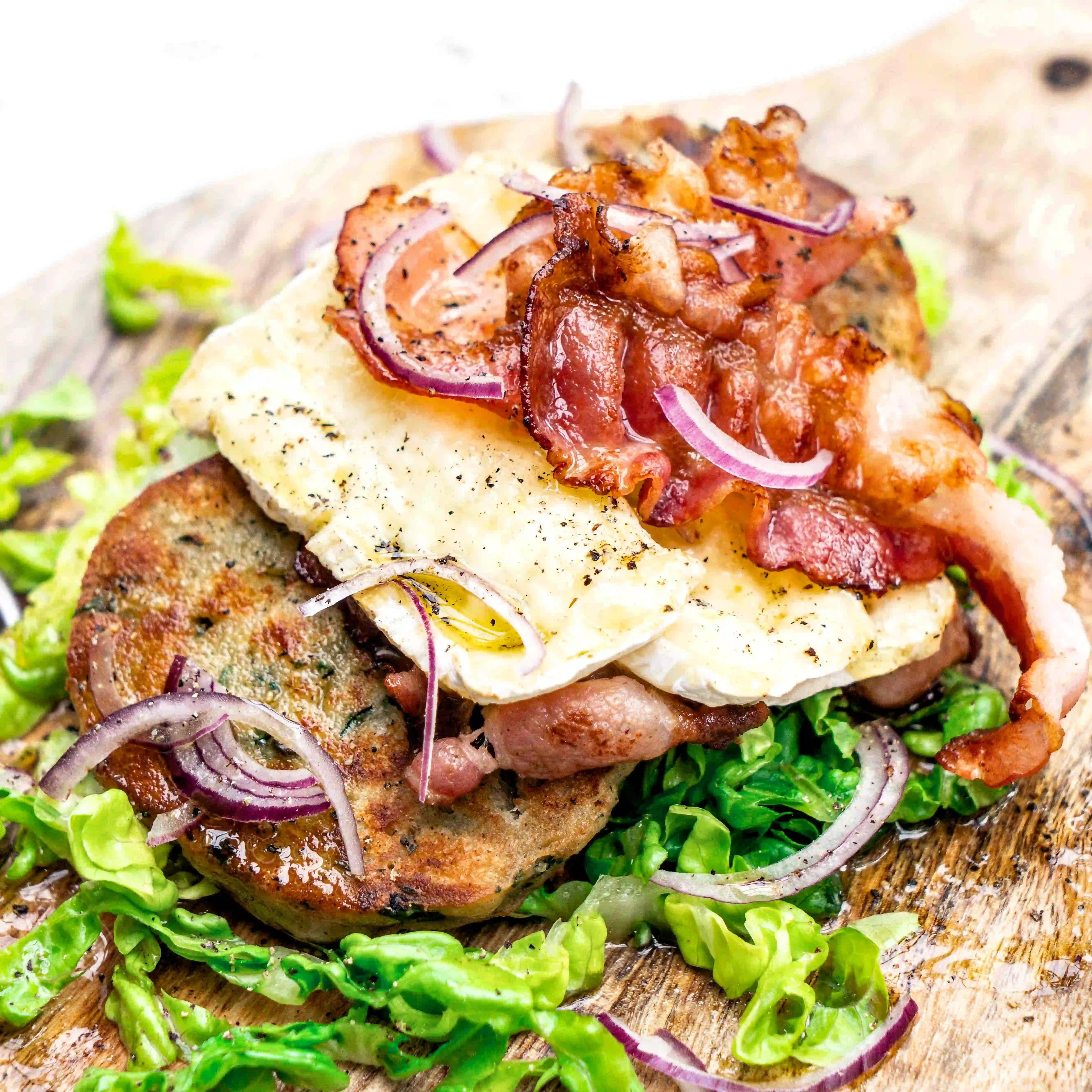 Gebratener Semmelknödel mit Camembert überbacken und Bacon