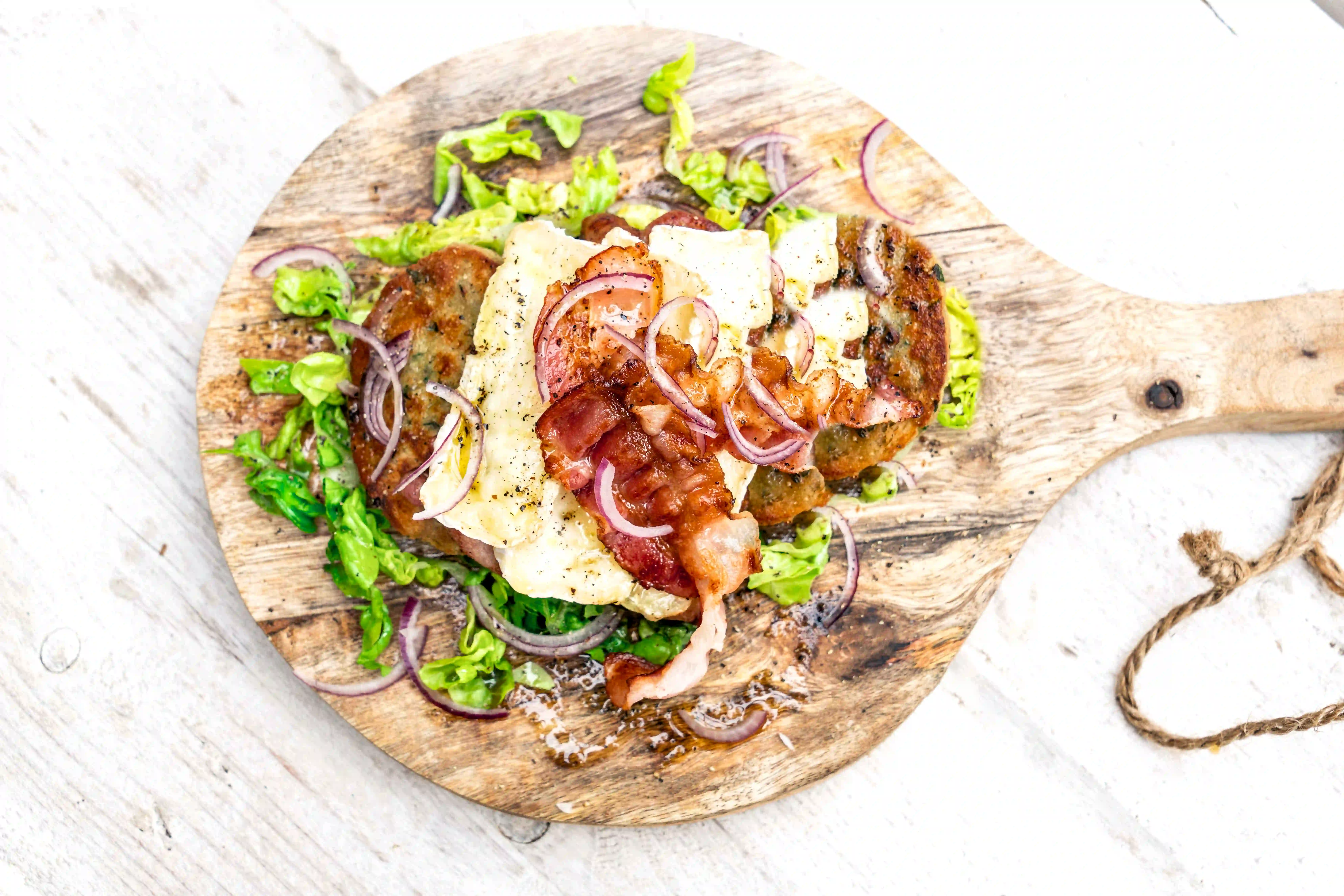 Gebratener Semmelknödel mit Camembert überbacken, dazu Bacon und Blattsalat Gebratener Semmelknödel mit Camembert überbacken und Bacon
