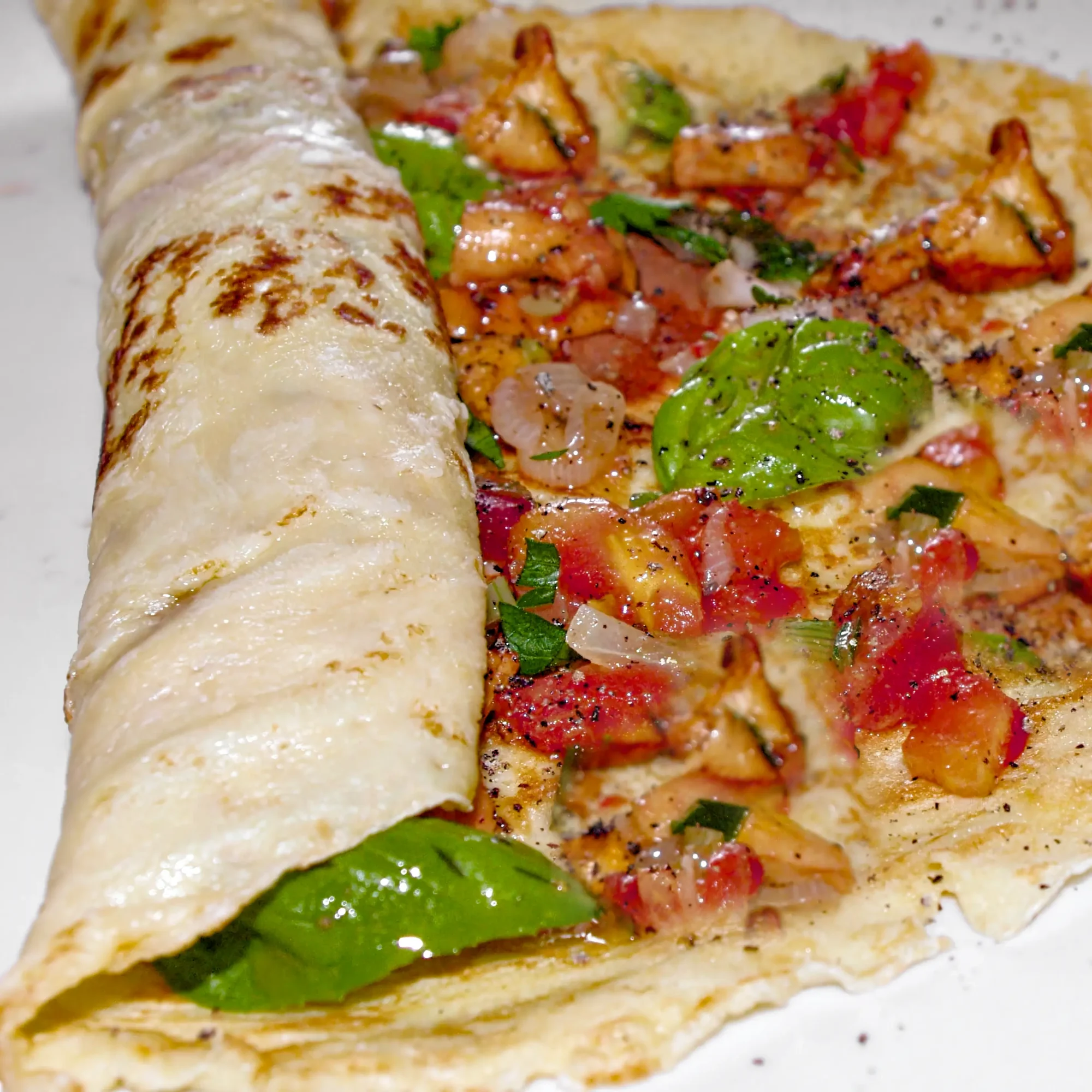 Palatschinken mit Pfifferlingen und Tomaten gefüllt