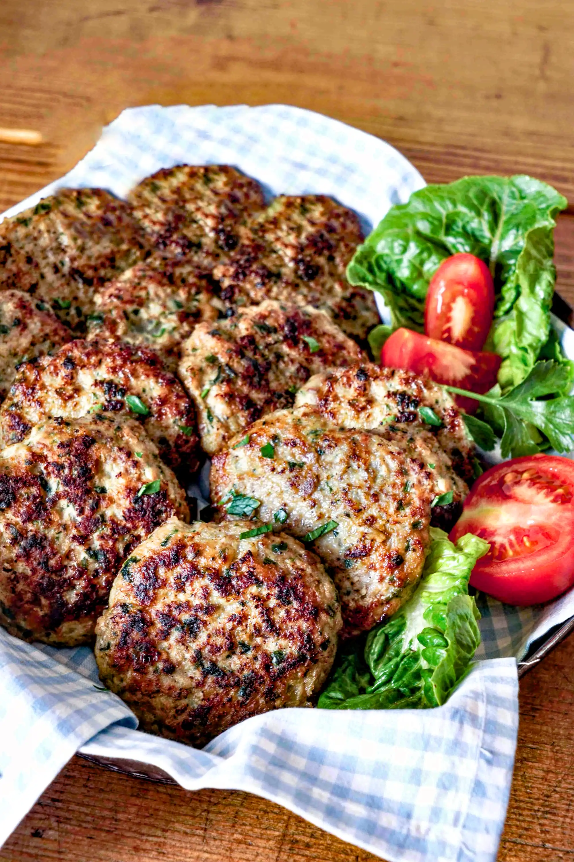 Pfanne mit frisch gebratenen, goldbraunen Frikadellen (Fleischküchle)