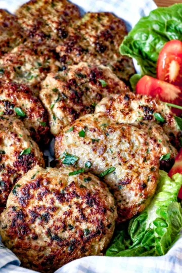 Pfanne mit frisch gebratenen, goldbraunen Frikadellen (Fleischküchle)
