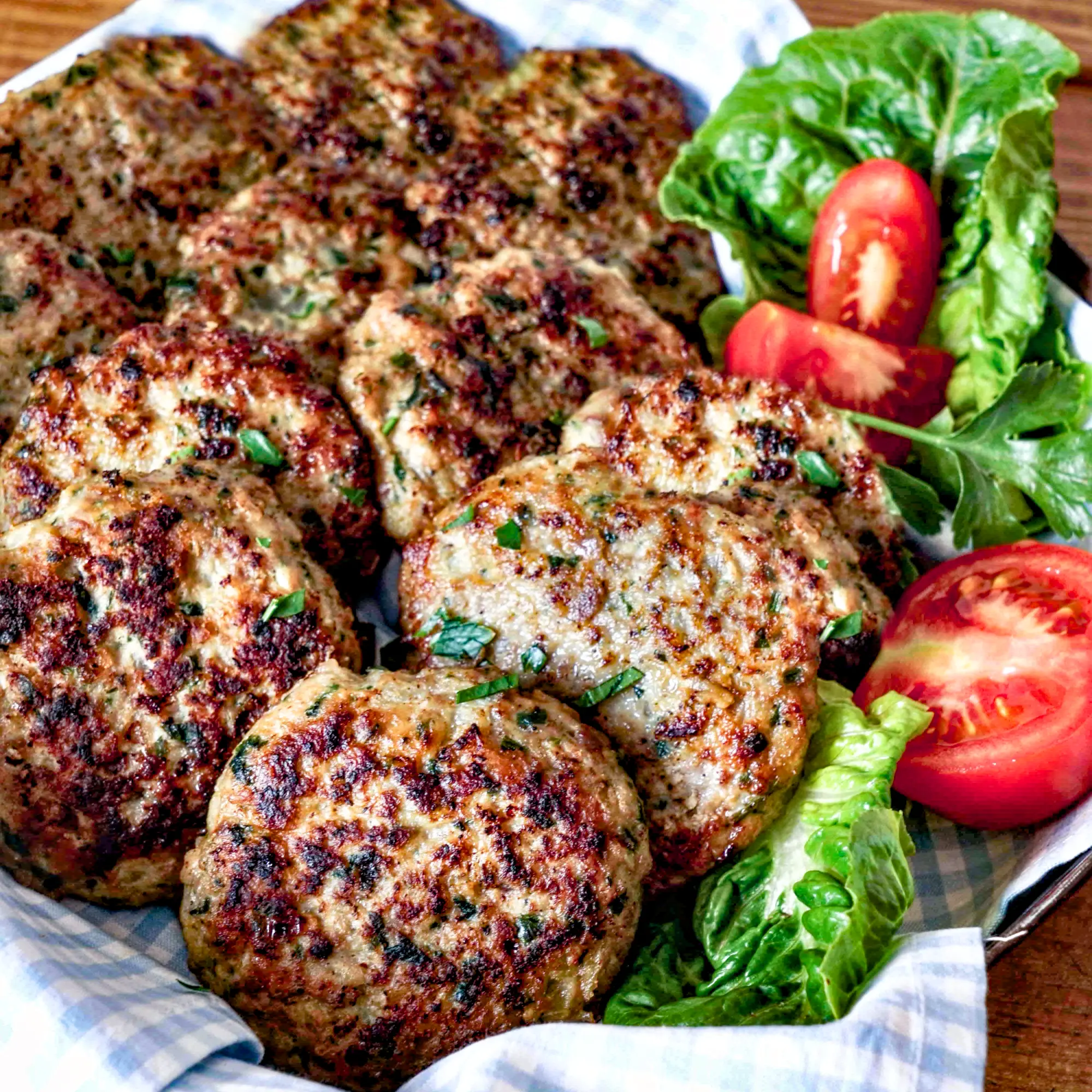 Pfanne mit frisch gebratenen, goldbraunen Frikadellen (Fleischküchle)