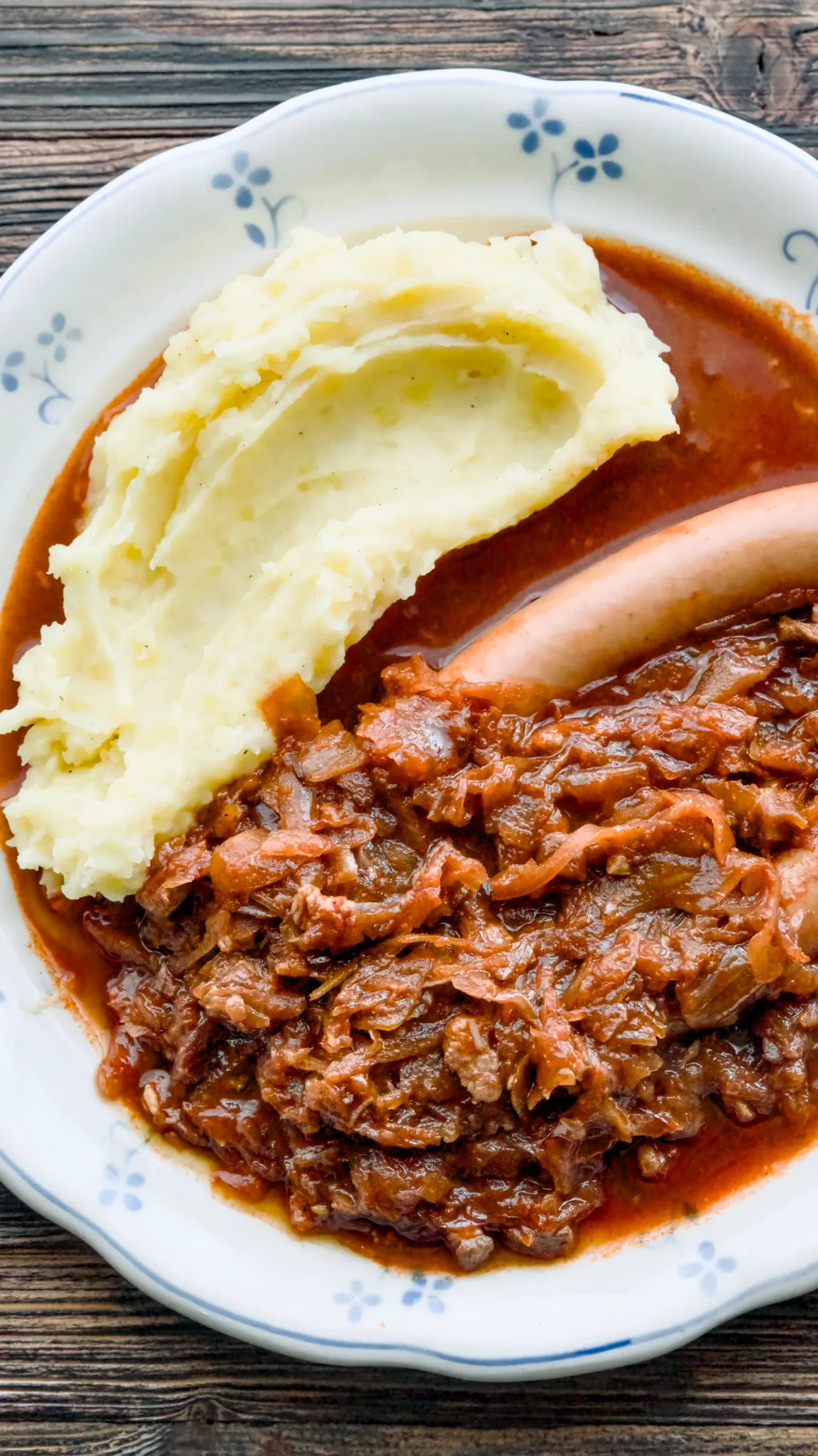 Szegediner Kraut mit Würstchen & Kartoffelpüree