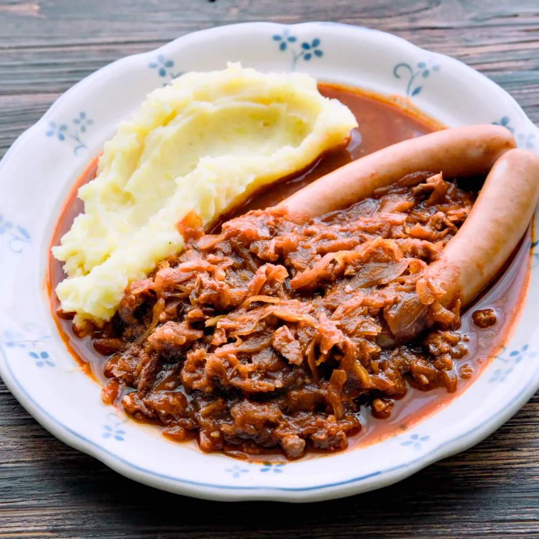 Szegediner Kraut mit Würstchen & Kartoffelpüree
