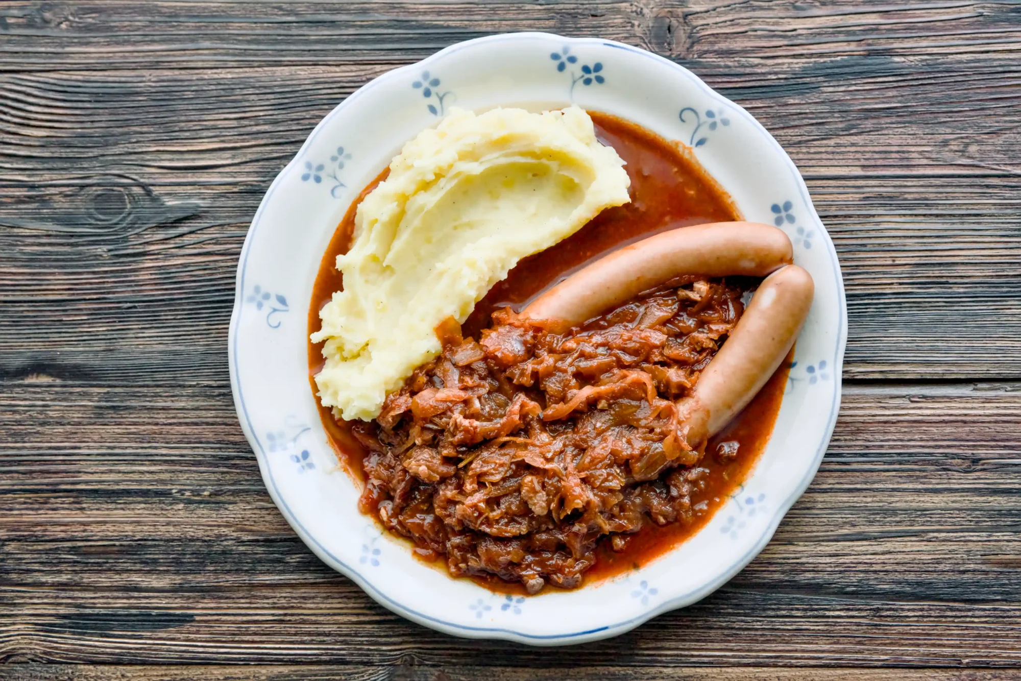 Szegediner Kraut mit Würstchen & Kartoffelpüree