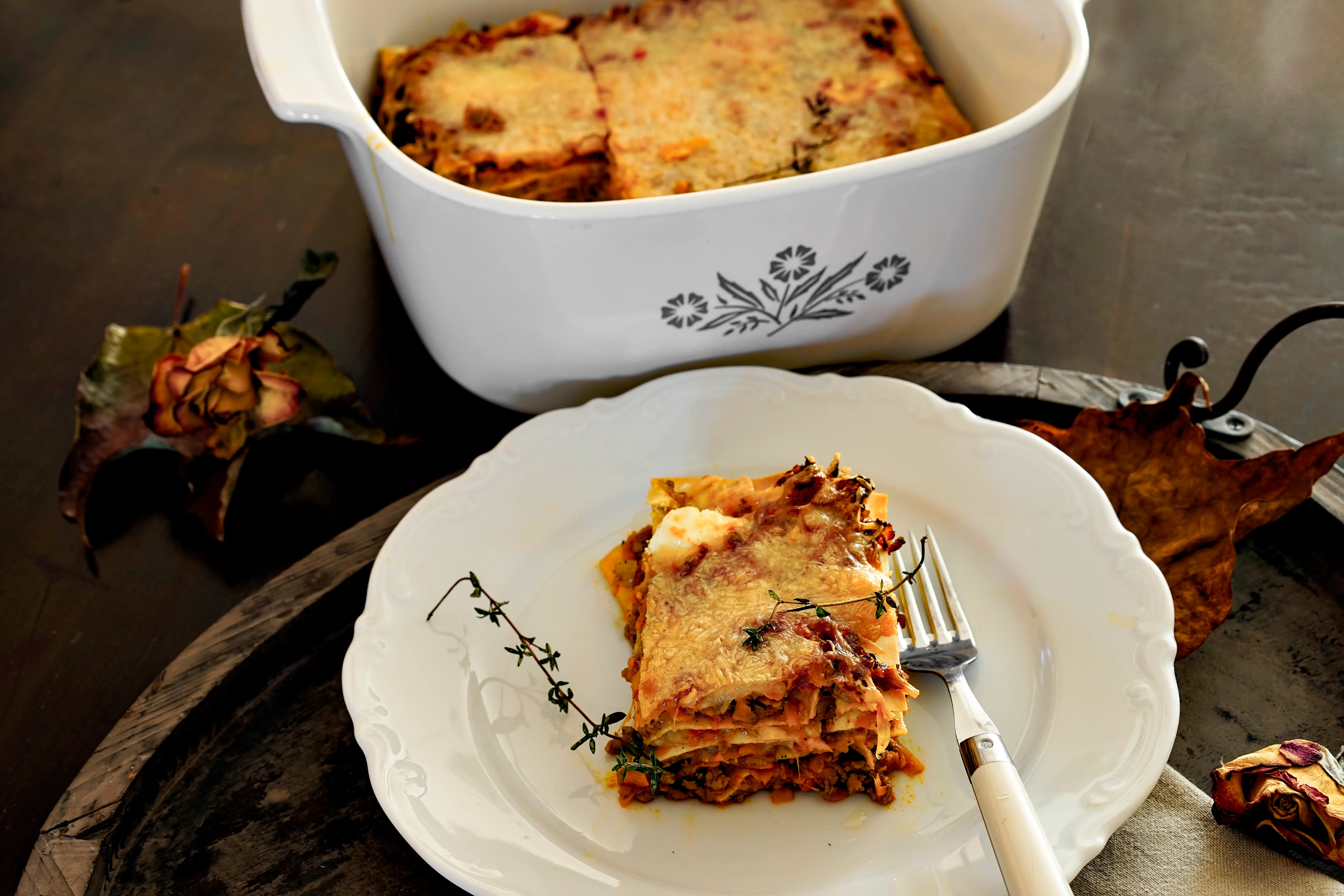 Kürbis-Lasagne auf dem Teller angerichtet