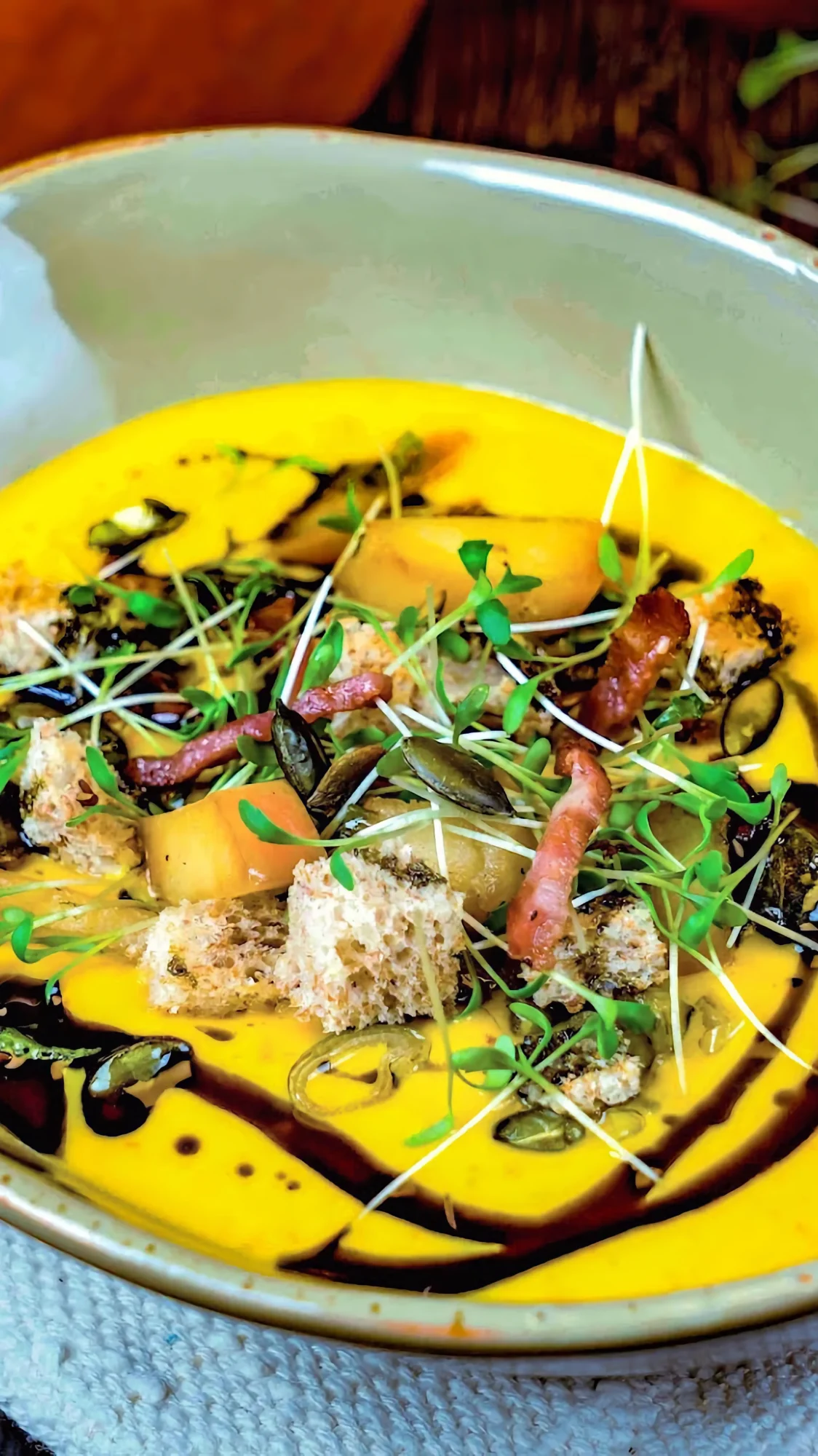 Kürbissuppe mit Apfel & Speck: Cremiger Herbstgenuss