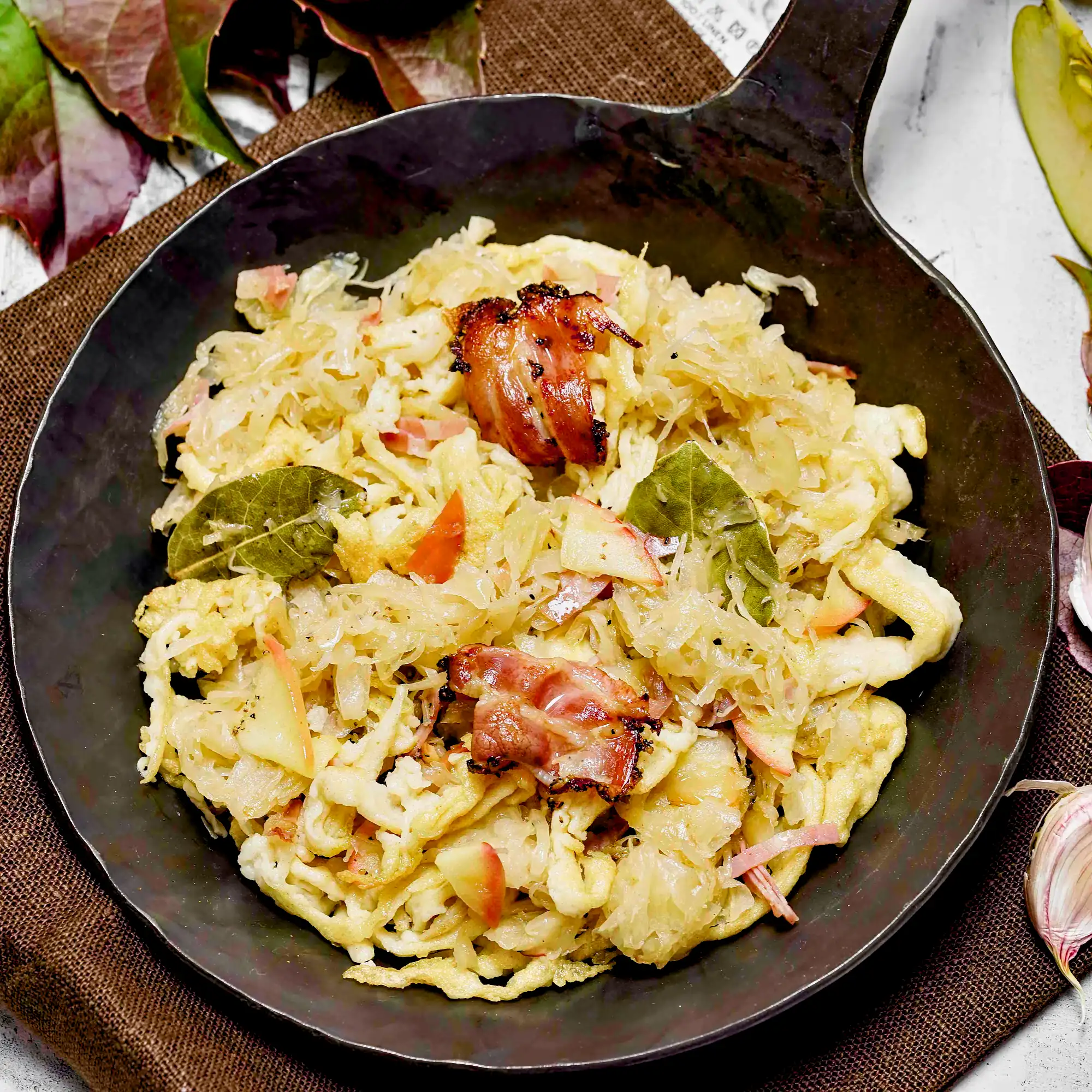Sauerkraut-Spätzle-Pfanne mit Speck und Apfel