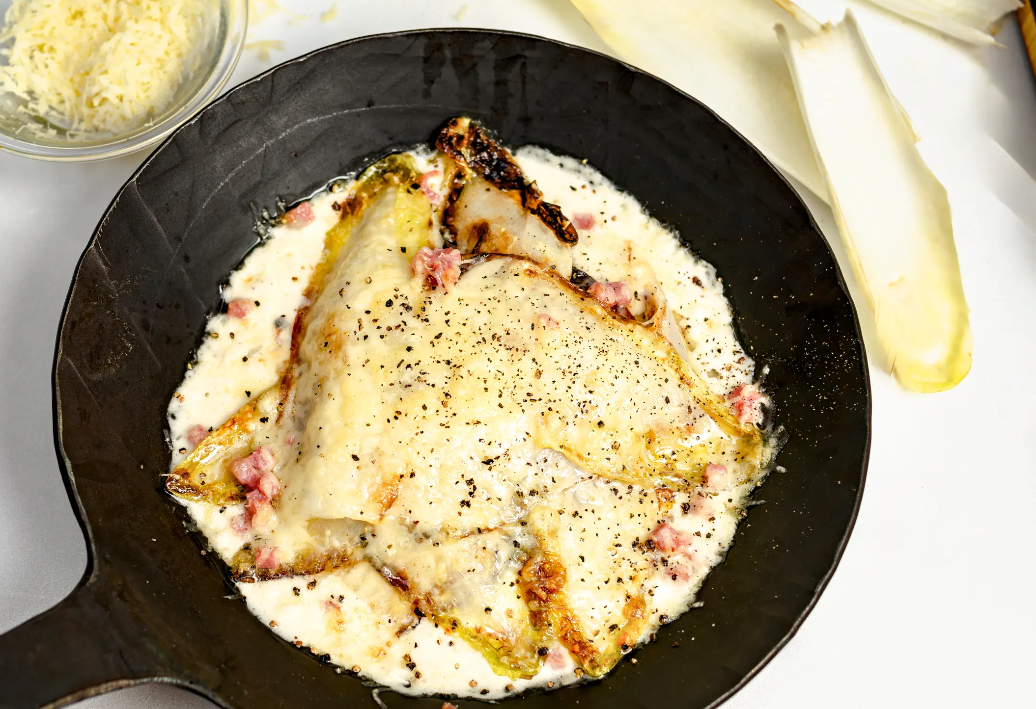 Chicorée - Speck-Sahne-Sauce mit Käse überbacken