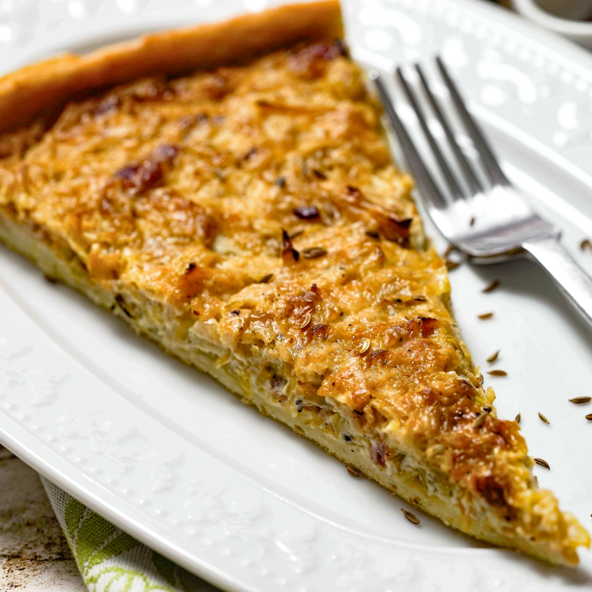 Traditioneller schwäbischer Krautkuchen frisch aus dem Ofen