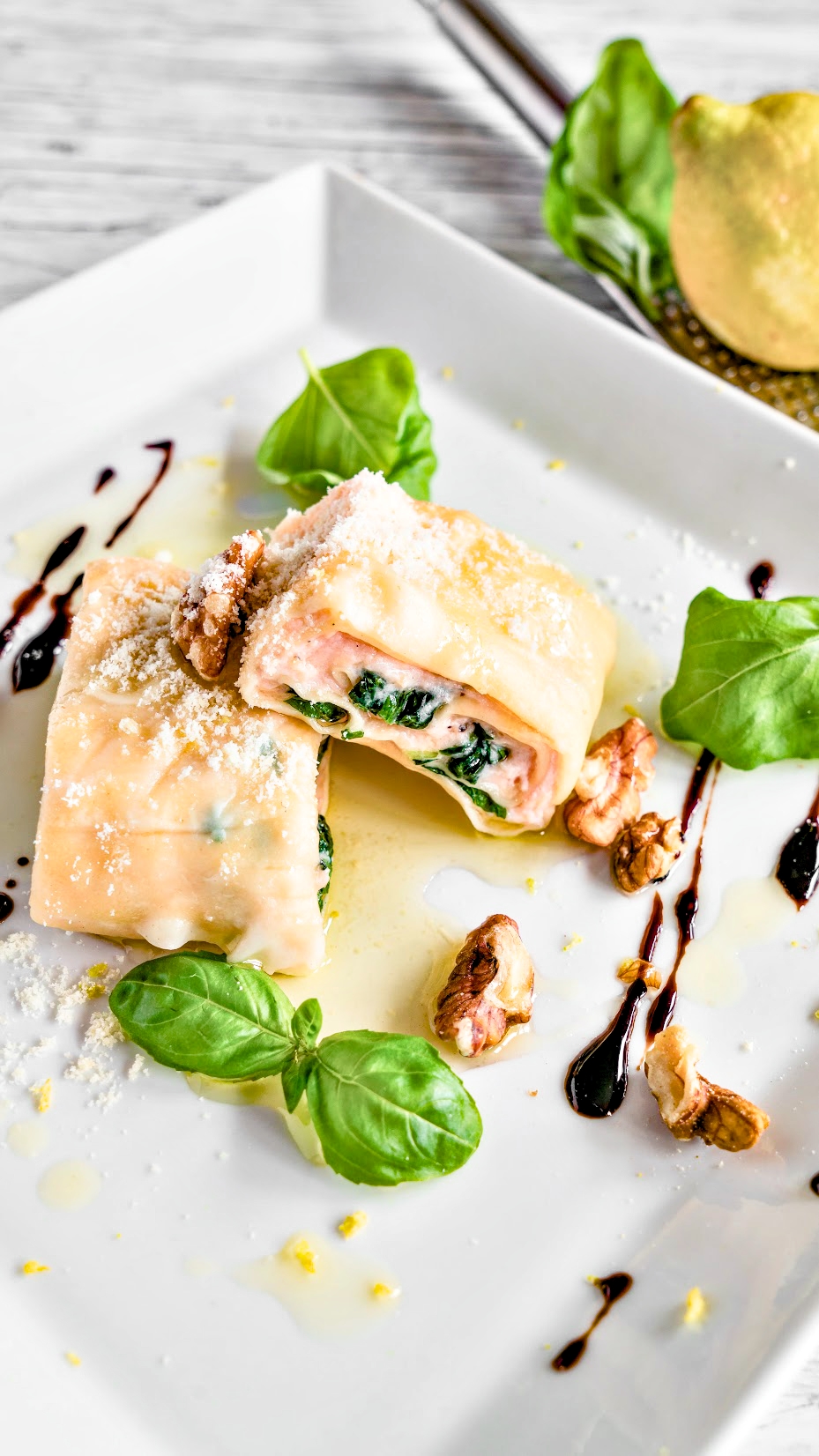 Lachs-Maultaschen an Zitronen-Butter, mit gerösteten Walnüssen und reduziertem Balsamico