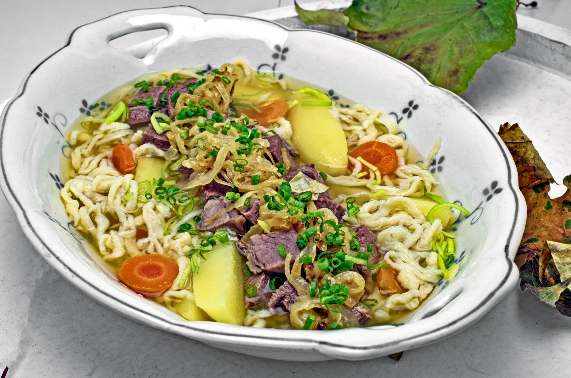 Klassischer schwäbischer Gaisburger Marsch Eintopf mit selbstgemachten Spätzle serviert im tiefen Teller