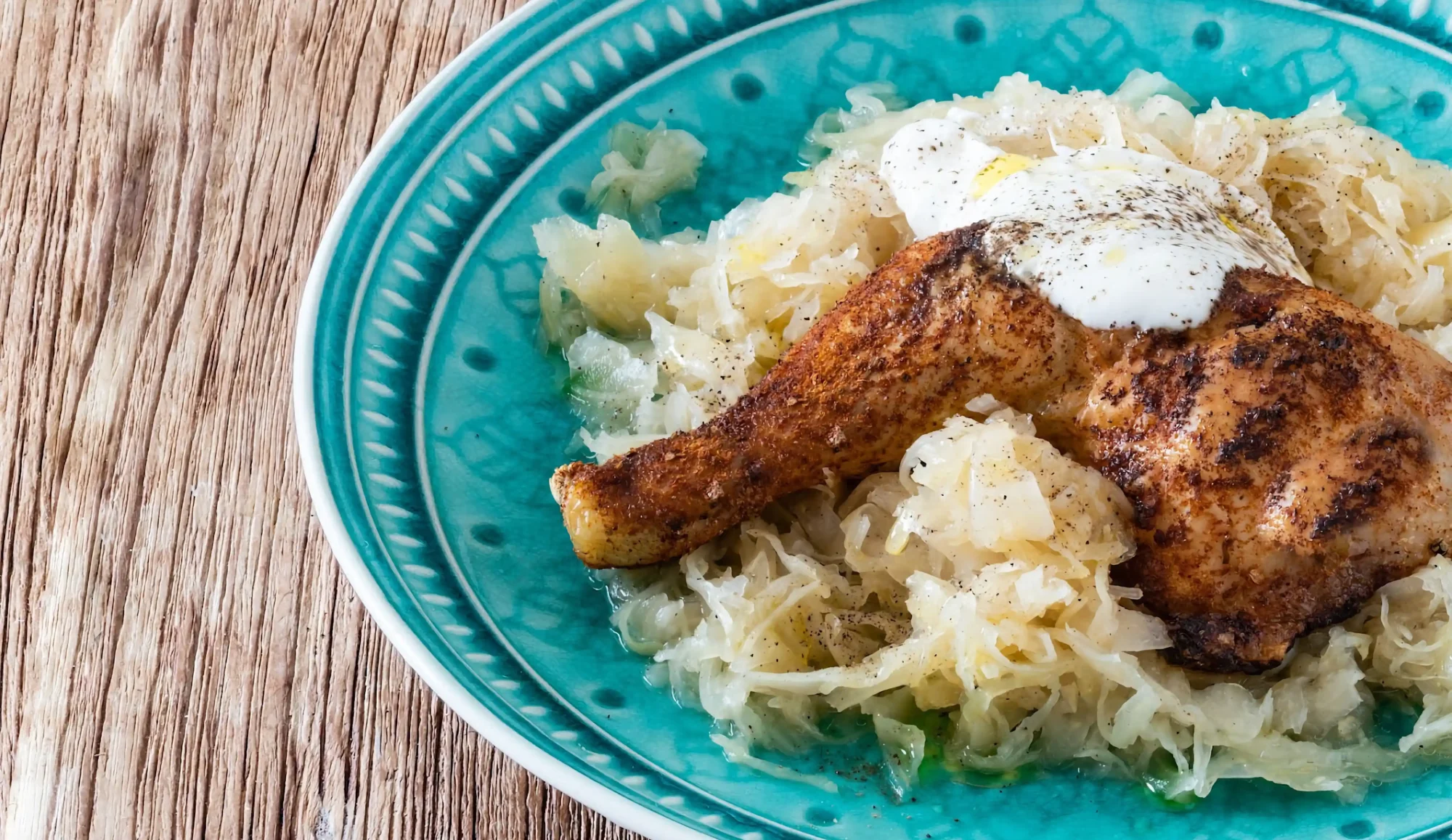 Roher Sauerkraut-Salat mit Hähnchen und Ingwer-Honig-Dip