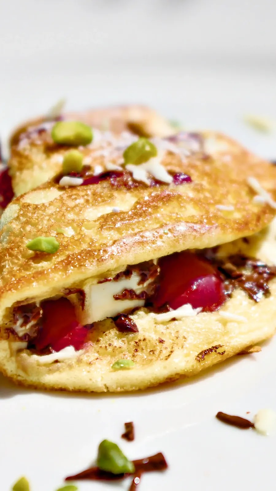 Luftiges Biskuit-Omelette mit Kirschen & zweierlei Schokolade