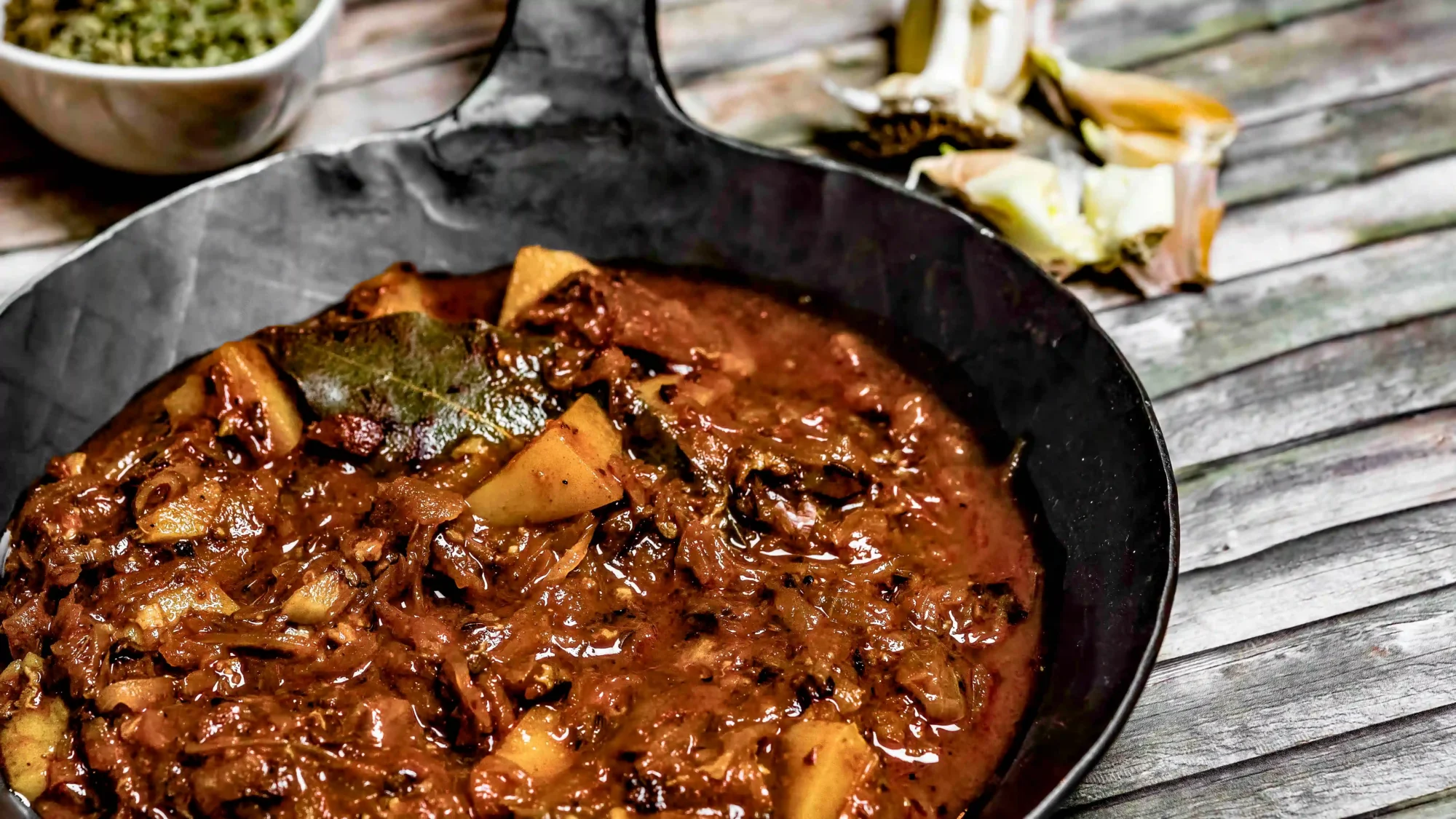 Kartoffel-Gulasch mit Sauerkraut