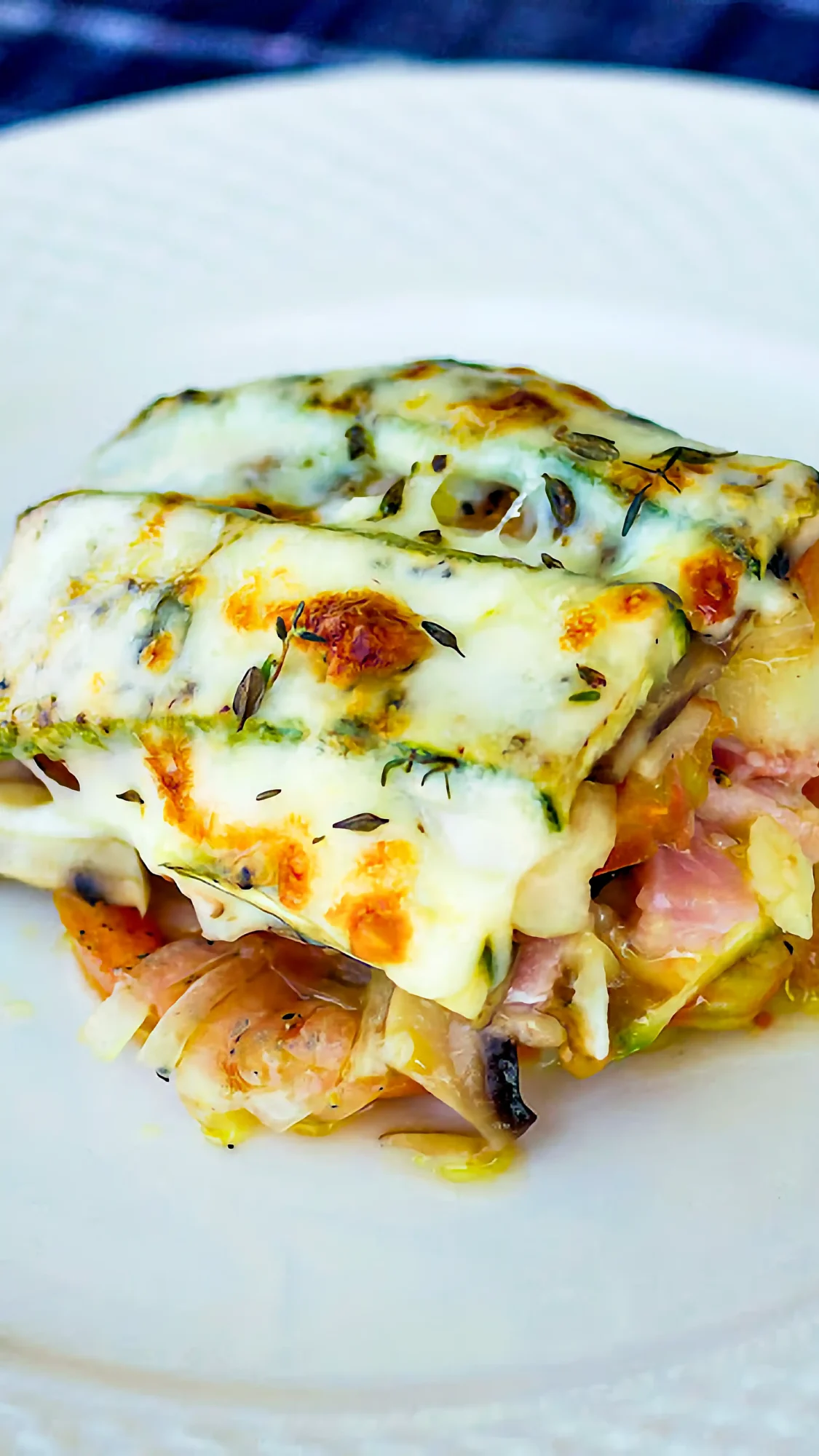 Zucchini-Tomaten-Champignon-Kartoffel-Auflauf mit Mozzarella überbacken