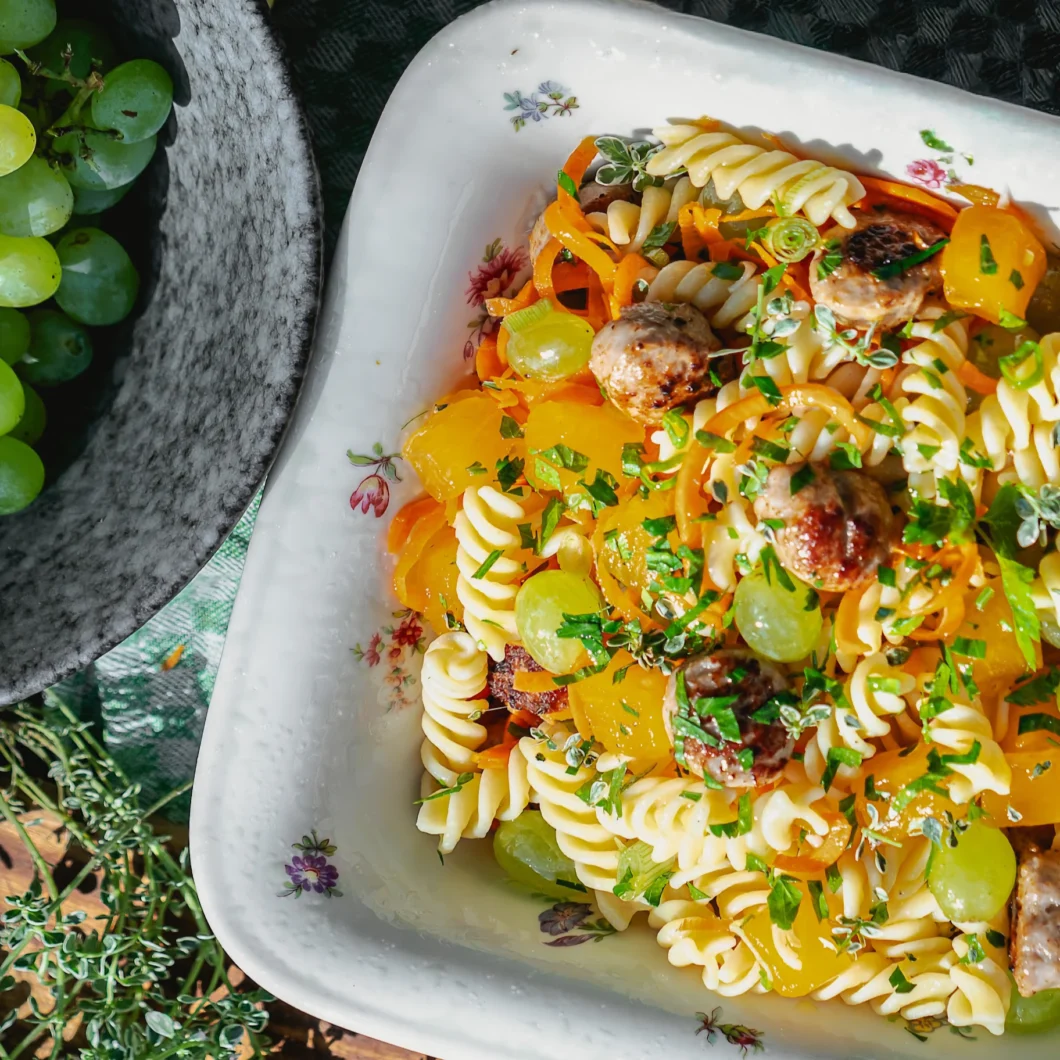 Nudelsalat mit Weintrauben und Kürbis