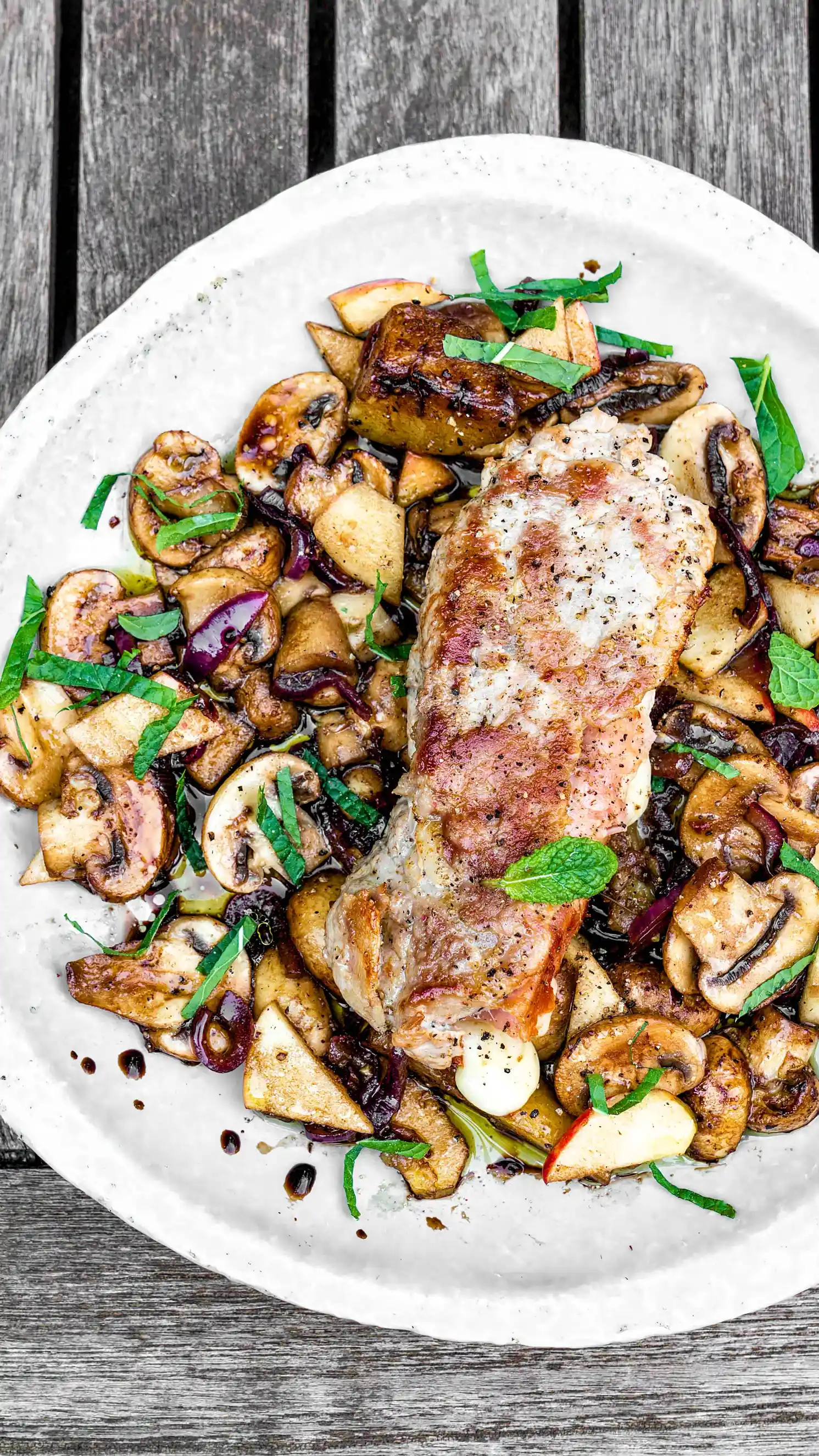 Gefüllter Schweinerücken mit Champignon-Kartoffel-Ragout Gefüllter Schweinerücken mit Champignon-Kartoffel-Ragout