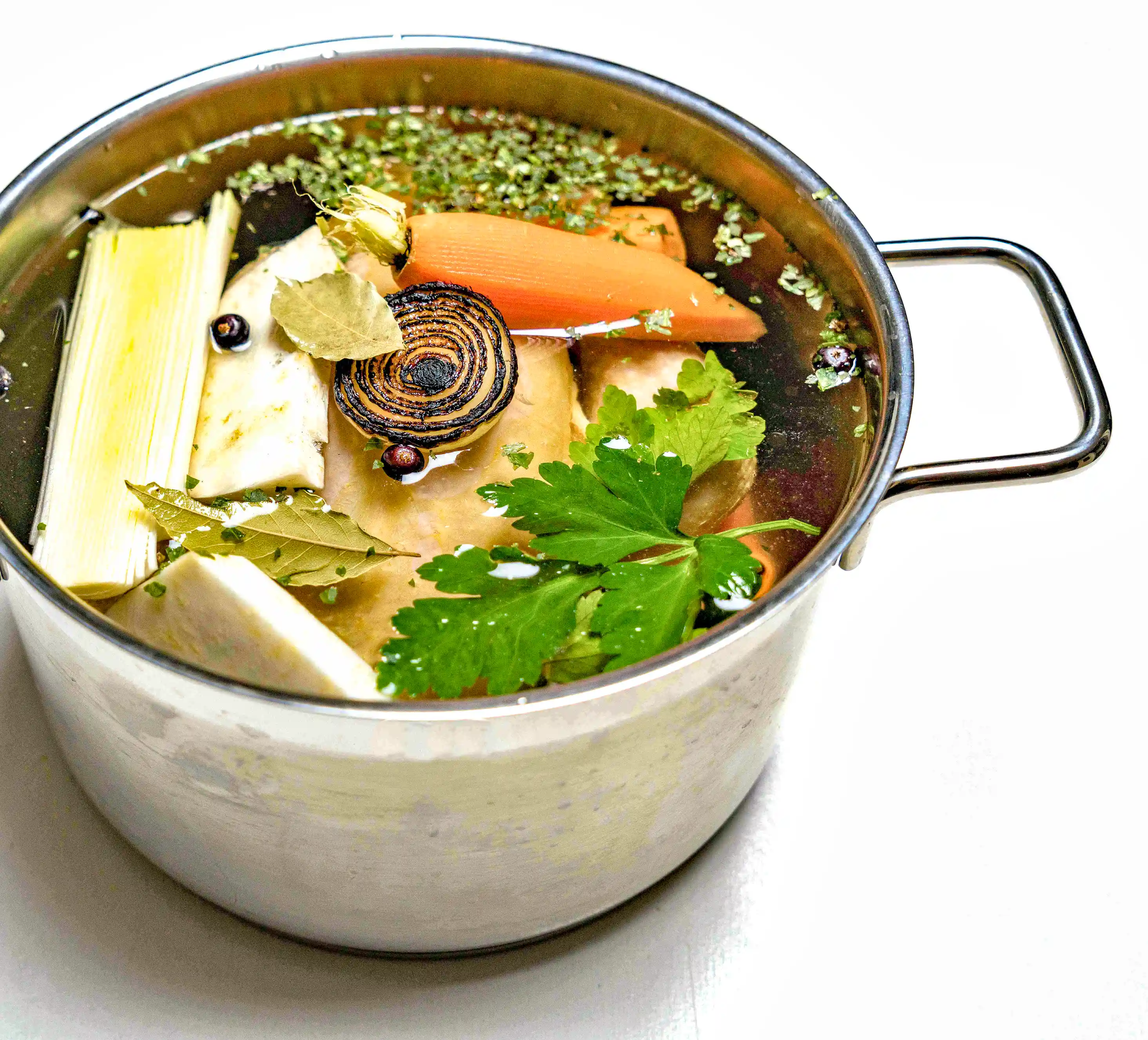 Hühnersuppe selber machen: Das beste klassische Rezept