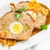 Stephaniebraten mit Kartoffelpüree, Röstzwiebeln und Blattsalaten