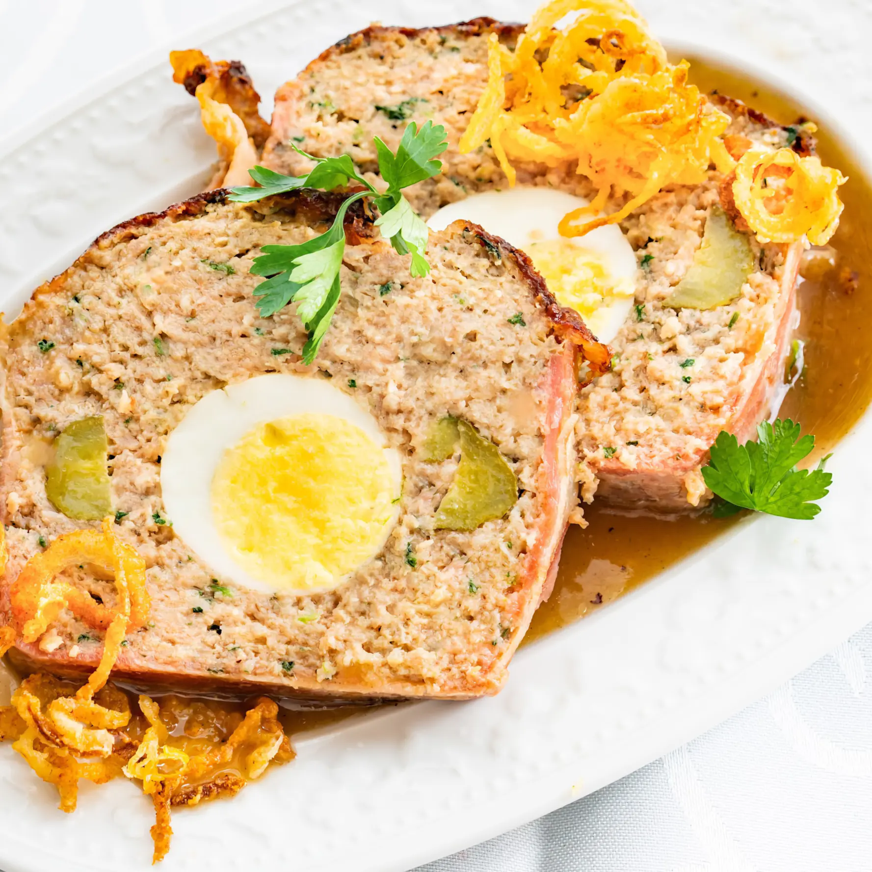 Stephaniebraten mit Kartoffelpüree, Röstzwiebeln und Blattsalaten